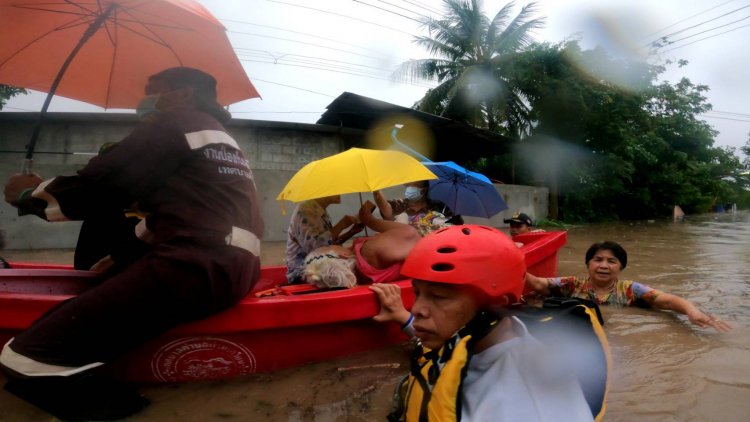 ฝนตกหนัก!น้ำป่าทะลักจมหมู่บ้านด่านเกวียนหนักสุดรอบ 10 ปี (มีคลิป)