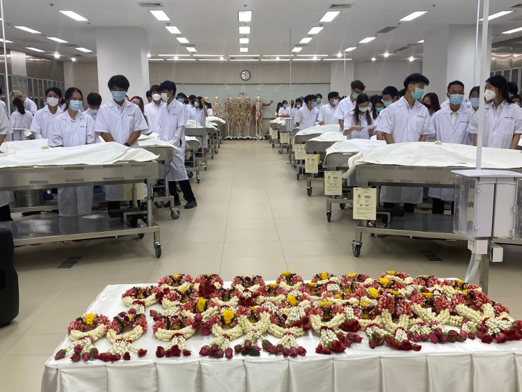 โรงพยาบาลรามาสมุทรปราการร่วมกับมูลนิธิร่วมกตัญญูเคลื่อนย้ายร่างอาจารย์ใหญ่ 35 ร่าง เตรียมทำพิธีพระราชทานเพลิงเป็นกรณีพิเศษ