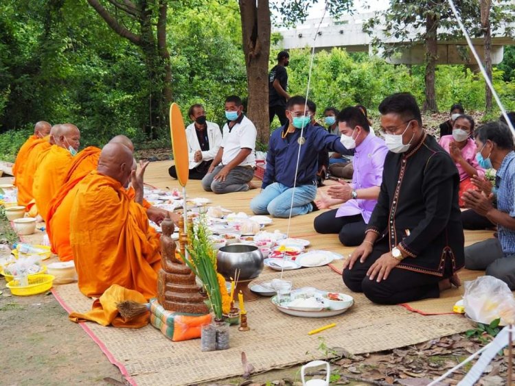 เทศบาลตำบลหนองใหญ่ร่วมกับชาวบ้านทำพิธีขอน้ำเอาทรายตามประเพณีโบราญ