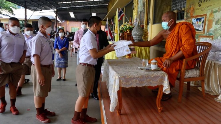 พระครูแจ้มอบเงินทุนการศึกษา-เสื้อโรงเรียนวัดบางพลีใหญ่กลางรับเปิดเทอม(ชมคลิป)