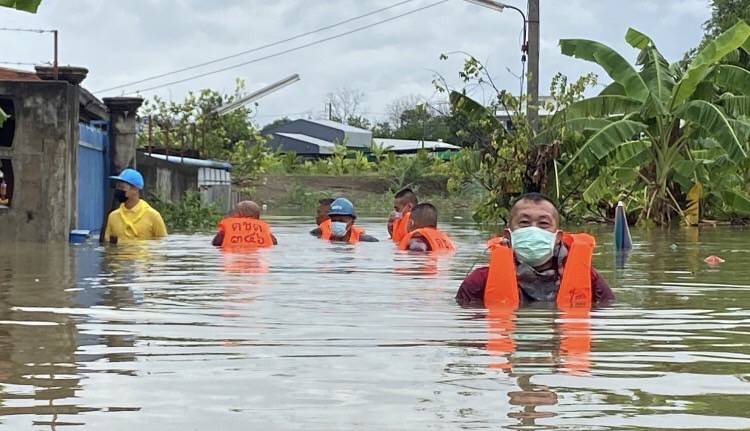 ไม่ทิ้งชาวบ้าน“นายกเสริฐ” ทน.แม่สอดลงพื้นที่ซับน้ำตาเหยื่อน้ำท่วม