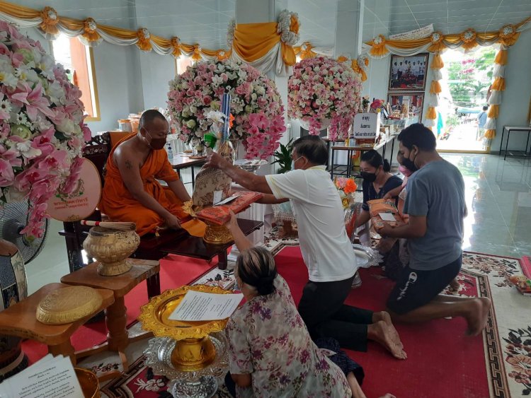 สายมูแห่ส่องหาเลขเด็ดจากเห็ดที่ขึ้นในกระถางธูปองค์ท้าวเวสสุวรรณวัดบึงบา