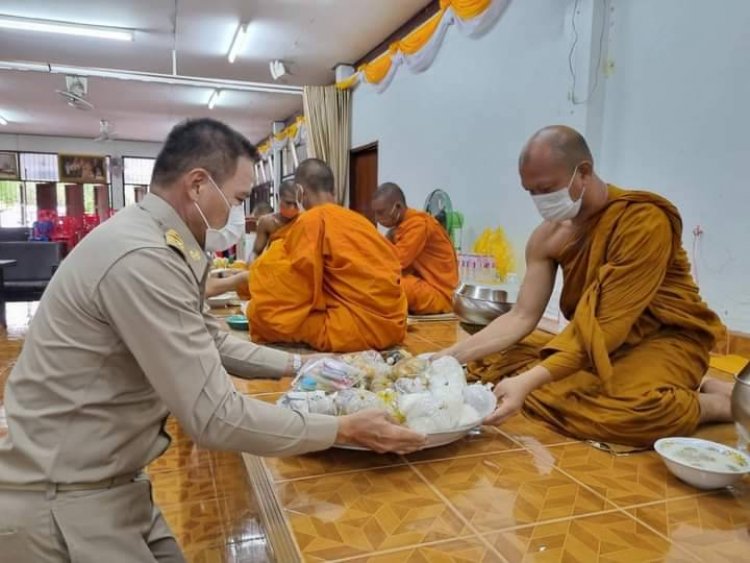 พ่อเมืองปัตตานีธีถวายภัตตาหารพระภิกษุพัชรธรรม