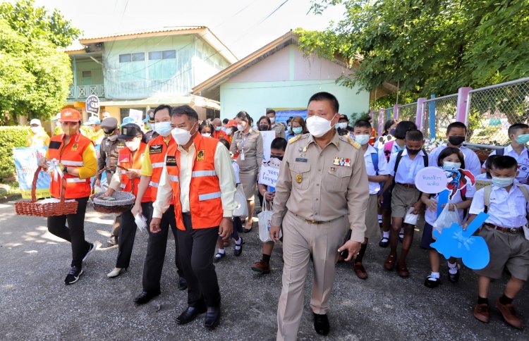 ปทุมธานีเดินหน้ารณรงค์ “ลดอุบัติเหตุบริเวณทางข้ามและสวมหมวกนิรภัย 100 %”(มีคลิป)