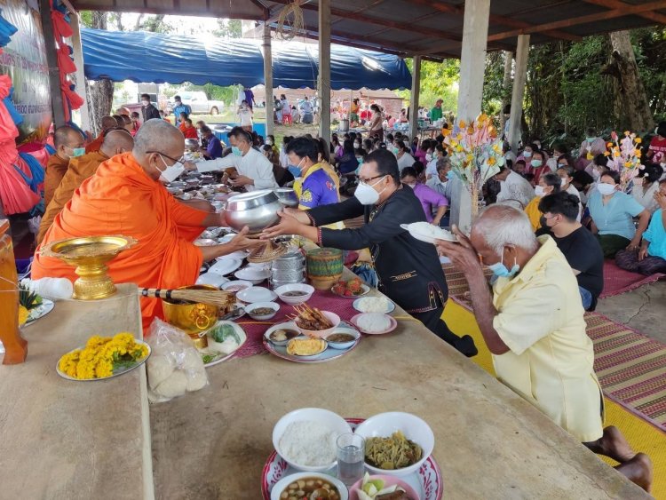 นอภ.โพธิ์ศรีสุวรรณ ทำบุญตักบาตร นุ่งผ้าไทย งานประเพณีบุญบั้งไฟ