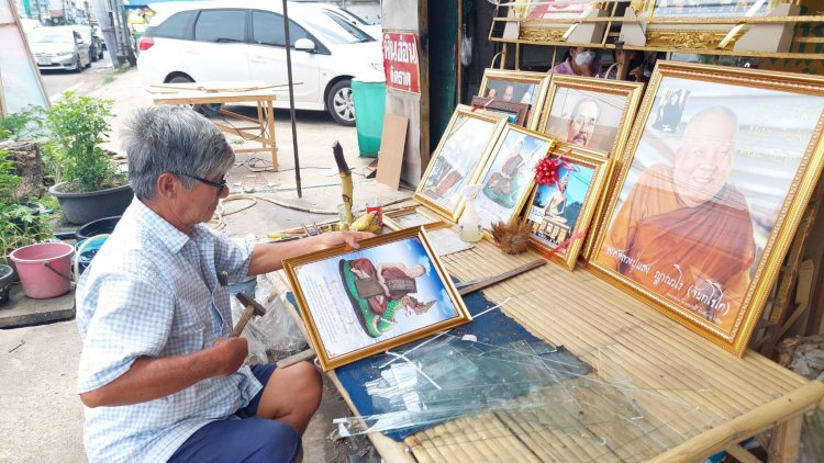 พระบารมีหลวงปู่แสงศรัทธาธรรมแห่นำภาพอัดกรอบไหว้บูชา (มีคลิป)