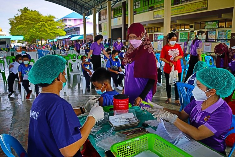 อบต. ลำลูกกา จัดมาตรการป้องกันโควิด ช่วงนักเรียนเปิดเทอม