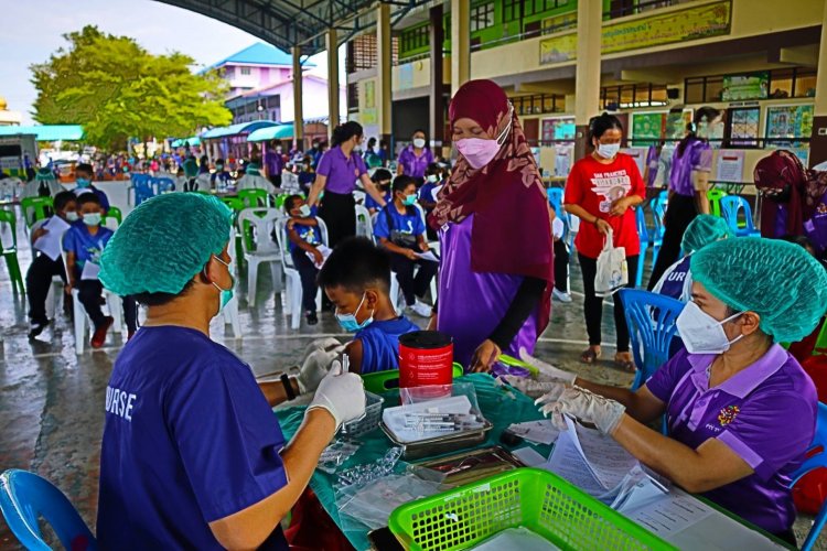 อบต. ลำลูกกา จัดมาตรการป้องกันโควิด ช่วงนักเรียนเปิดเทอม 