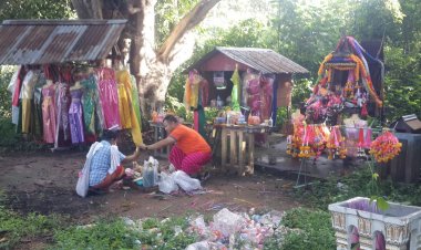 หนุ่มซื้อชุดไทยแก้บน!!คุณยายพูลศรี นำหัวหมูมาแก้บน หลังขอrriประสบความสำเร็จในหน้าที่การงาน