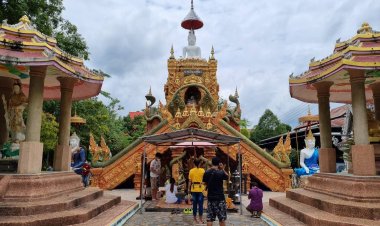 วันหยุดยาวนักท่องเที่ยวเฮพักผ่อนแหล่งน้ำธรรมชาติมรดกโลก  -  ไหว้พระวัดล้านหอย