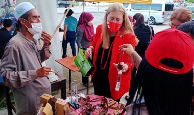 ทูตสวิสแวะท่องเที่ยวชมวิถี่ชีวิตชาวประมงพื้นบ้านปัตตานี