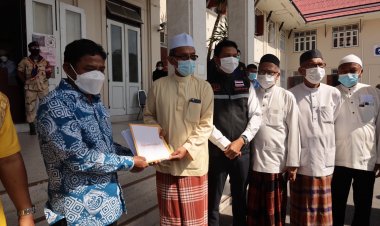 ตัวแทนมุสลิมยื่นหนังสือถึงรมต.ศธ.ปมพิพาทผ้าคลุมฮิญาบร.ร.อนุบาลปัตตานี