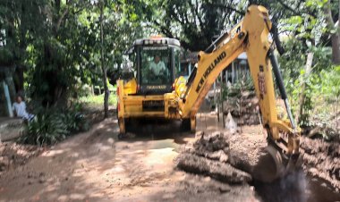 ทน.แม่สอด นำ เครื่องจักรกล ขุดลอก ท่อระบายน้ำ