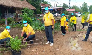 "กำนันวัช-"ผู้ใหญ่หมี" ร่วมชาวบ้านบ้านหนองบัว ร่วมปลูกผักสวนครัว โคกหนองนาโมเดล