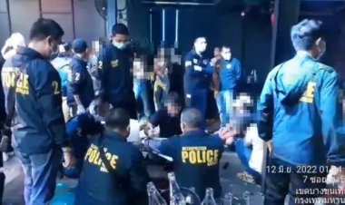 ดส.บุกจับ 'ร้าน 77 โซไซตี้' ย่านท่าข้าม เจอฉี่ม่วง 63 คน ยาเสพติดเพียบ