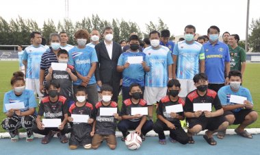 "อภิสิทธิ์"อดีตนายกฯ"ควง "เชาว์ "ฟาดแข้ง ฟุตบอลเชื่อมสัมพันธ์สื่อมวลชน-มอบทุนการศึกษา