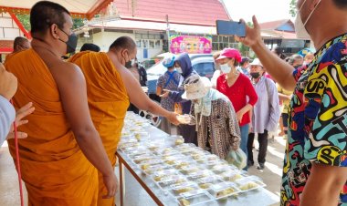 แห่ต่อแถวรับแจกทุเรียนหมอนทอง 100 กก.-มะม่วง 2 ตัน