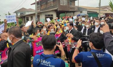 "อานนท์"นำประชาชนชาวสกลนคร-ภาคอีสานแห่ต้อนรับนายกลุงตู่