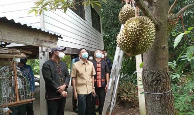 คณะกก.ตรวจประเมินผลงานและตัดสินตามโครงการคัดเลือกหมู่บ้านเข้มแข็งศรีสะเกษ