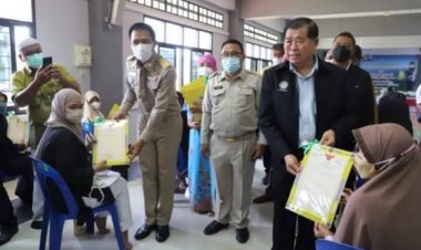 มท.2ล่องใต้มอบโฉนดที่ดินตามโครงการ มอบโฉนดที่ดินทั่วไทย คลายทุกข์ให้ประชาชน