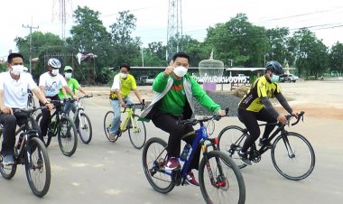 น้ำมันแพงไม่ใช่อุปสรรคผู้ว่าฯ พิจิตรนำทีม ผู้นำท้องถิ่น ปั่นจักรยานเยี่ยมบ้านผู้สูงอายุ