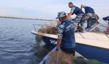 เจ้าหน้าที่ ระดมกำลังถอนเครื่องมือประมงผิดกกฎหมายไอโง่ ในอ่าวปัตตานี