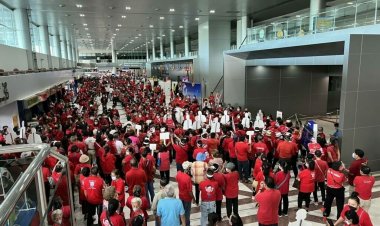 แดงพรึ่บสนามบินอุบลฯต้อนรับ 'อุ๊งอิ๊ง' บุกปราศัยที่ศรีสะเกษ “ไล่หนู ตีงูเห่า”