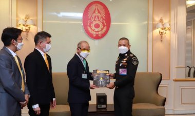 มอบวารสารแนะนำสมาคมช่างภาพสื่อมวลชนดิจิตอล