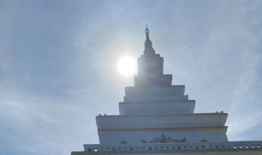 ด้วยพระบารมี"หลวงปู่แสง"มหัสจรรย์"พระอาทิตย์ทรงกลด"ขึ้นเหนือเจดีย์ญาณวโร