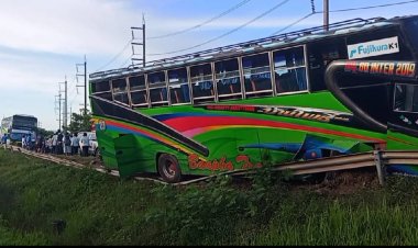 หวิดเกิดโศกนาถกรรมหมู่! บัสส่งสาวฉันทนาพลิกตะแคงตกร่องกลางถนน