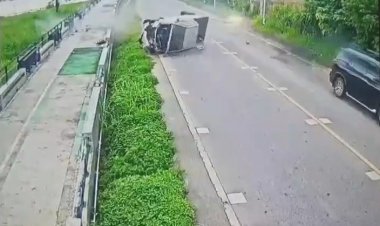 จะรีบไปไหน!หนุ่มซิ่งกระบะแซงทางโค้งเสียหลักพลิกคว่ำรอดปาฏิหาริย์