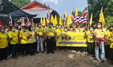 ปักป้ายหมู่บ้านเทิดไท้องค์ราชัน“เมืองย่าโม”เพื่อแสดงออกถึงความจงรักภักดี