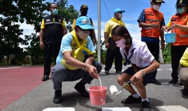 หน่วยงานขรก.อุทัยธานี-นักเรียนร่วมทาสีถนน"ทางม้าลาย "ป้องกันอุบัติเหตุ