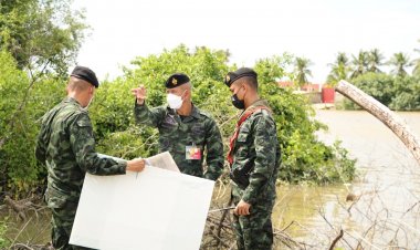 ผบ.ฉก.นราธิวาสลุยตรวจพื้นที่ก่อสร้างเขื่อนป้องกันตลิ่งริมแม่น้ำสุไหงโกลก