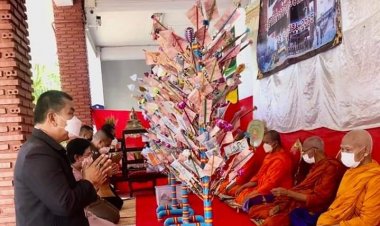 นายกเล็กทต.ผือใหญ่นำลูกน้องทอดผ้าป่าสร้างลานจอดรถ-ลานฝึกกีฬา