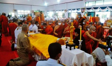 ศิษยานุศิษย์แห่ สรงน้ำศพหลวง เคลื่อนย้ายสรีระสังขาร พระปราจีนมุนี (ชมคลิป)