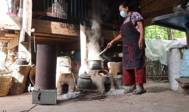 คนขอนแก่นสนองนโยบายรัฐแห่ซื้อเตาอั้งโล่แทนก๊าซจนผลิตแทบไม่ทัน