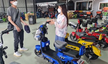 น้ำมันแพง!คนแห่ซื้อรถจักรยานไฟฟ้าประหยัดเทียบกันไม่เห็นฝุ่น (ชมคลิป)