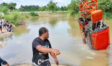 ไอ้หนุ่มรถไถรอดหวุดหวิด หลังรถไถกลิ้งตกไปในคลองลึกกว่า 3 เมตร