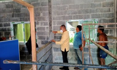 นอภ.โพธิ์ศรีสุวรรณพร้อมคณะลงพื้นที่เร่งรัดการก่อสร้าง"บ้านผู้ยากไร้"ชาวบ้านดีใจ