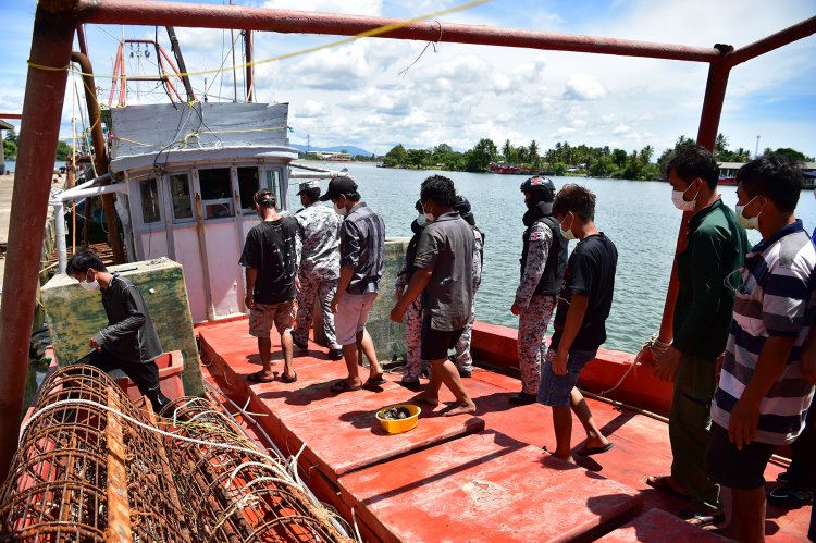 นราธิวาสจับกุมเรือประมงเวียดนาม รุกล้ำเข้ามาทำการประมงผิดกฎหมายในน่านน้ำไทย