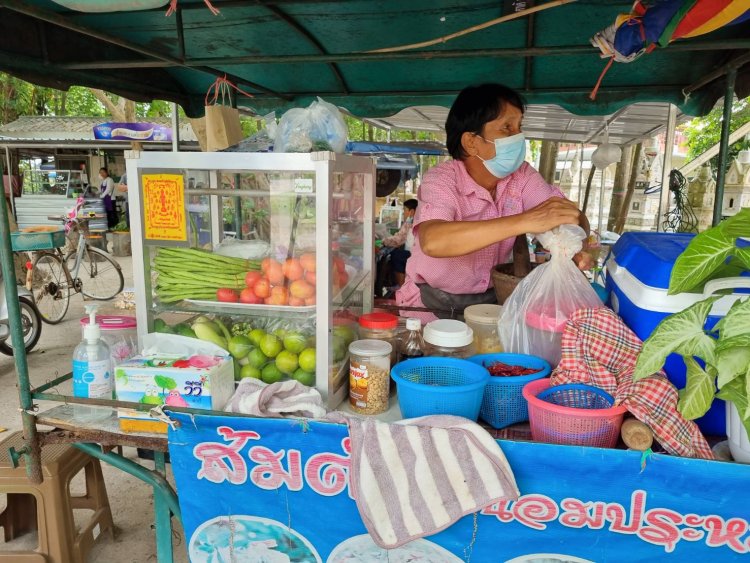 จานเด็ด! เมนูพื้นบ้านแซ่บ ๆ ... ส้มตำกล้วยตานี ... วัดล้านหอย