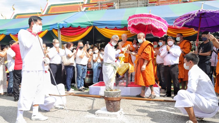 แห่ร่วมพิธีเททองหล่อรูปเหมือนพระสุนทรศีลาจาร อดีตเจ้าอาวาสวัดสายไหมแน่นวัด