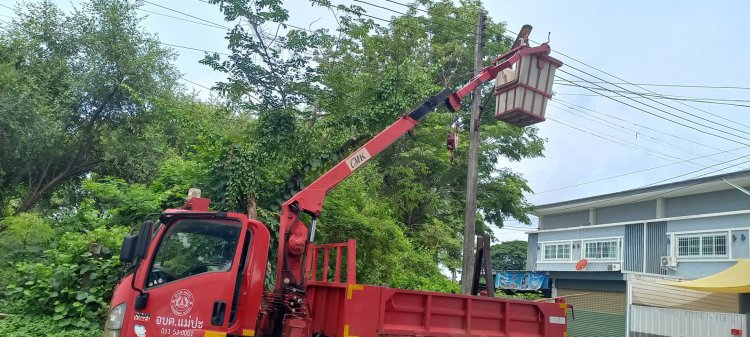 “นายกเจิน-“ประธานไหม”ส่ง จนท.ช่างไฟฟ้าส่องสว่าง 8 จุด ในหมู่บ้านแม่สอดวิลเลจ