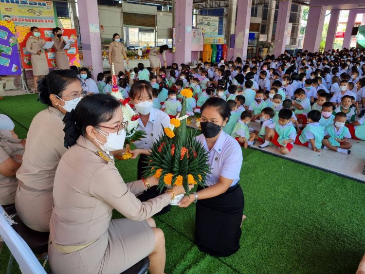 โควิดคลี่คลาย!วันไหว้ครูปี 2022 นักเรียนโรงเรียนสังกัดเทศบาลเมืองปราจีนฯเน้นดั้งเดิม