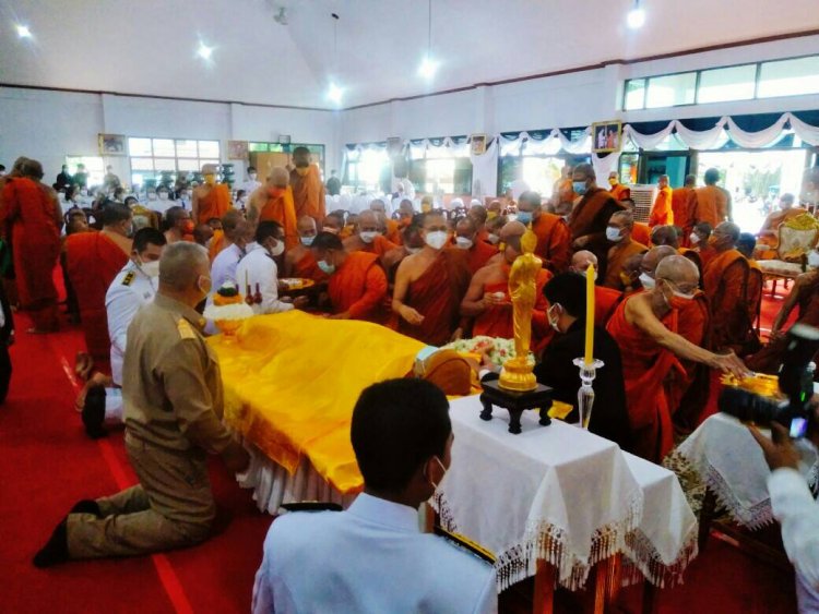 ศิษยานุศิษย์แห่ สรงน้ำศพหลวง เคลื่อนย้ายสรีระสังขาร พระปราจีนมุนี (ชมคลิป)