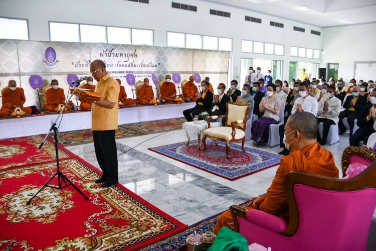 มูลนิธิกาญจนบารมี ทอดผ้าป่า "ช่วยชีวิตสตรีไทย ปลอดภัยมะเร็งเต้านม"