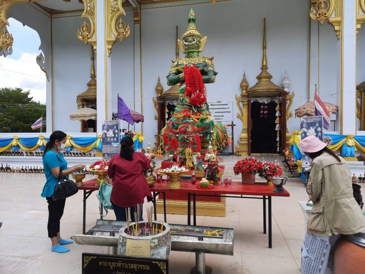ฮือฮาเห็นเลขเด็ดหลังกราบไหว้ขอพร บนกระบองท้าวเวสสุวรรณ