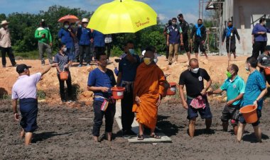 คุณพระทำนา!พระเทพศิลวิสุทธ์ร่วมชาวสุไหงปาดีหว่านเม็ดข้าวทุ่งนาปากหล่อ