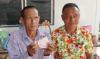 เศรษฐีคนใหม่!พ่อเฒ่าวัย 73 ปีซื้อหวยหวังถูกเลขท้าย2ตัวบุญหล่นทับรับ 12ล้าน